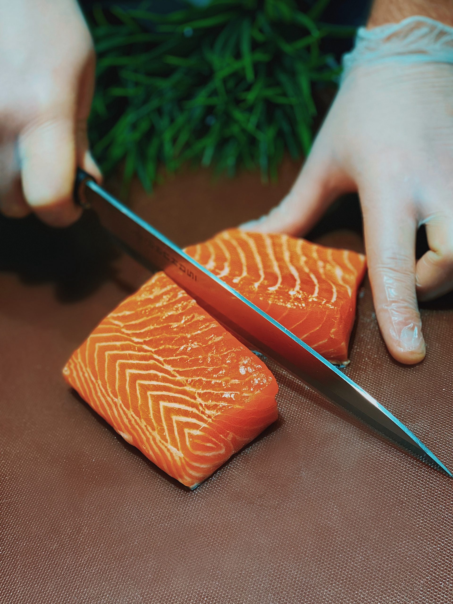Salmone: tutto ciò che non sapevi sulla storia e le proprietà nutritive di un pesce controcorrente